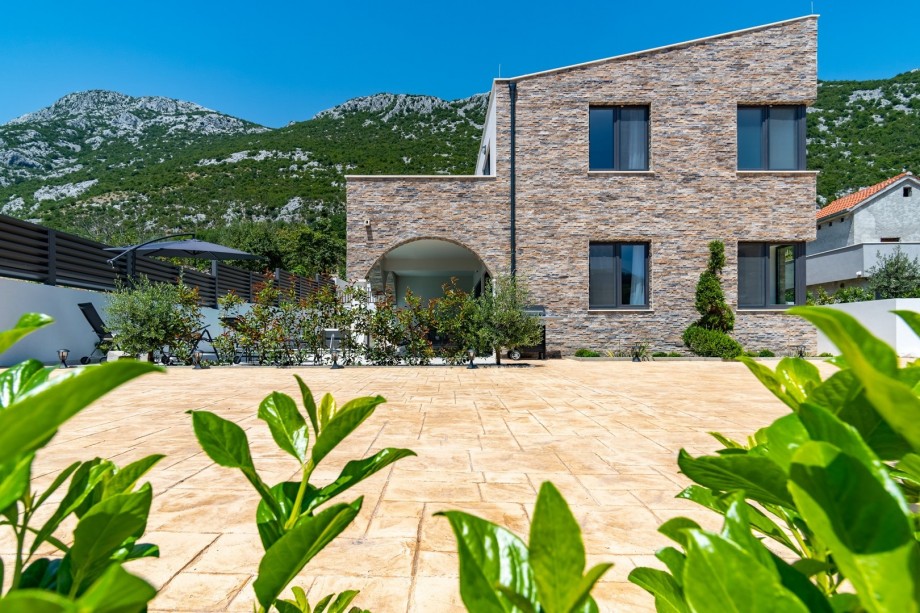 The property offers a parking lot for 5 cars on the private property, fenced