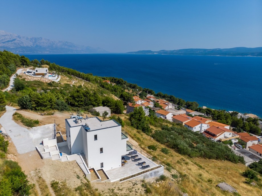 Perfect location of the villa, vicinity to Omiš and Cetina river (6,5 km far)