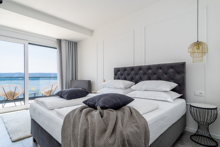 Bedroom No2 with king size bed 180cm x 200cm, en-suite bathroom with shower