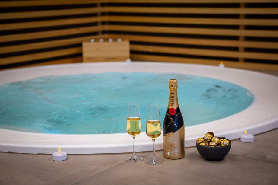 A beautiful spa zone contents a Whirlpool for 6 pax