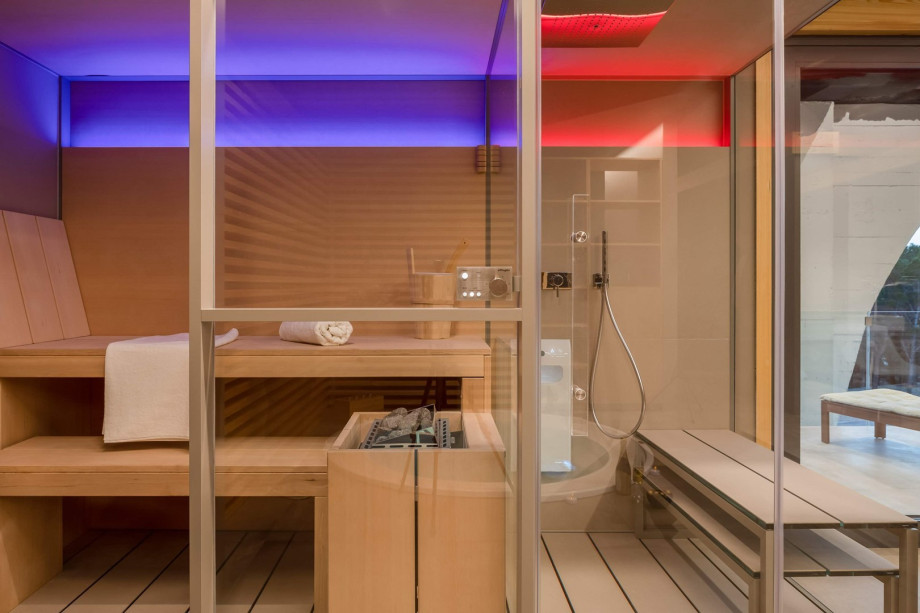 You can enjoy and relax in the Finnish sauna and steam bath cabin