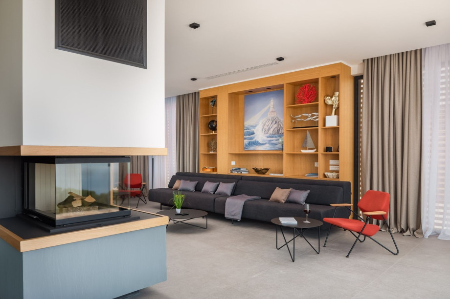 The living room is airconditioned and offers comfy sofas, SAT-TV and PS4