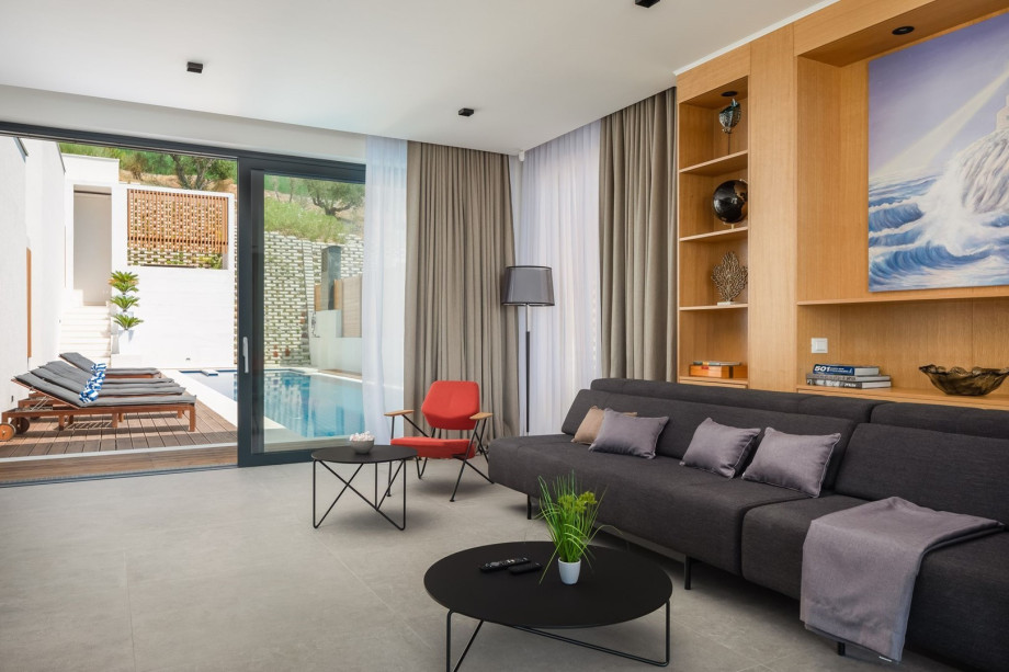 The Indoor area contains a spacious 85 sqm living area