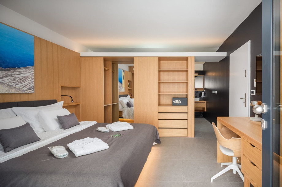 Bedroom No2 (32 sqm) offers a king-size bed 180cm x 200cm