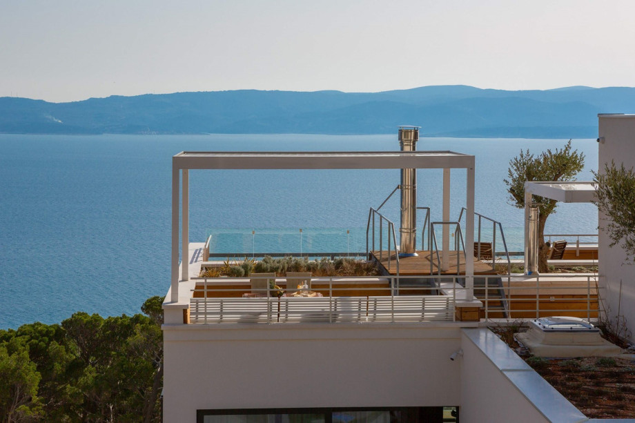 This magnificent property is luxurious all the way and features everything you expect from a smart, upscale property of the 21st century