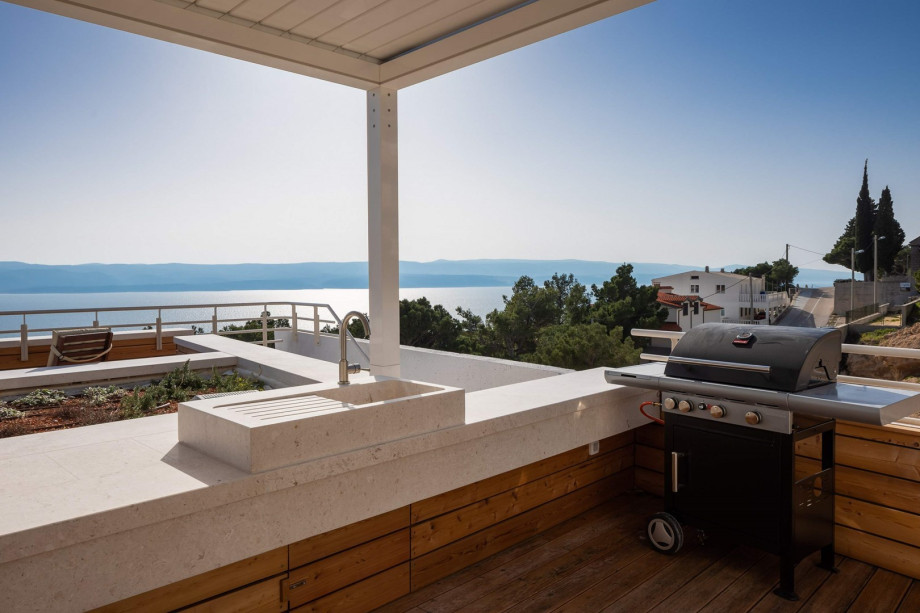 A rooftop area (93 sqm) approachable by elevator or a staircase offers a barbecue, a kitchenette with a fridge