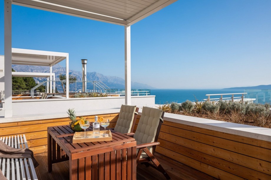A rooftop area (93 sqm) offers a covered outdoor dining area for 8 people