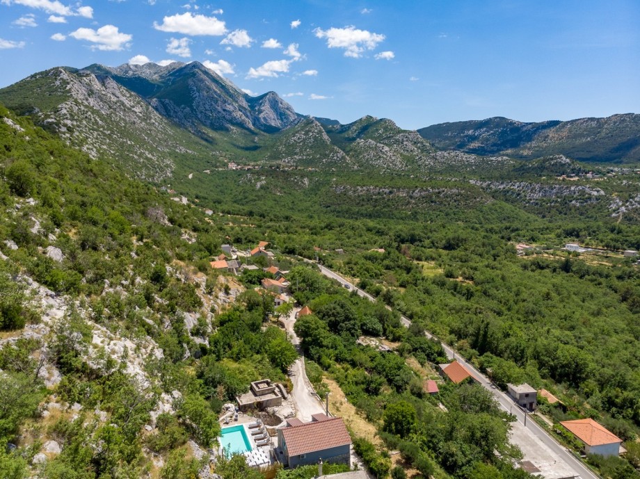 Located in Zadvarje village, a hinterland of Makarska Riviera with beautiful pebble beaches nearby, with natural shade by pine trees