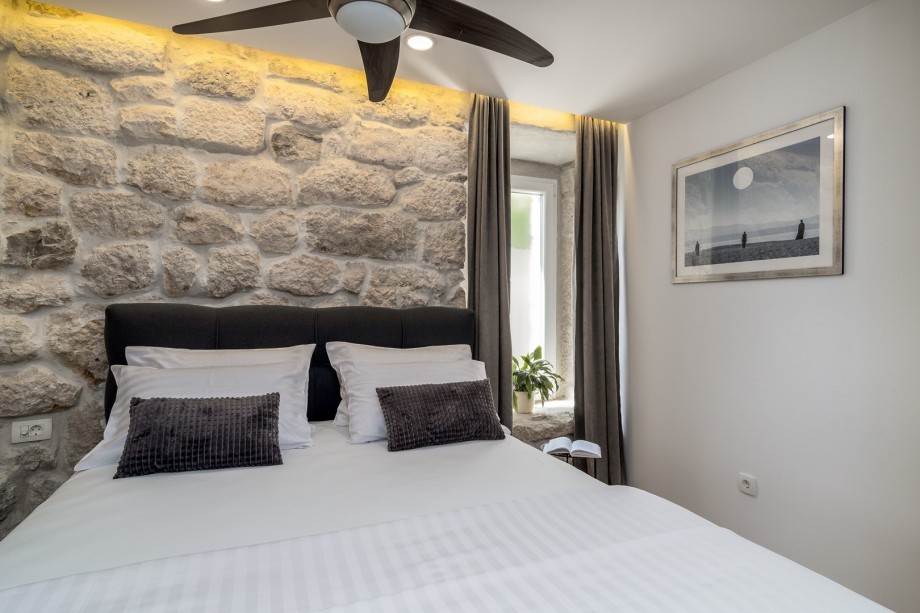 Bedroom No2 offers a TV, a ceiling fan