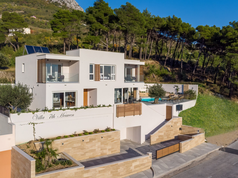 Stylish 5-star villa with 4 en-suite bedrooms, 40sqm pool, Whirlpool, professional gym