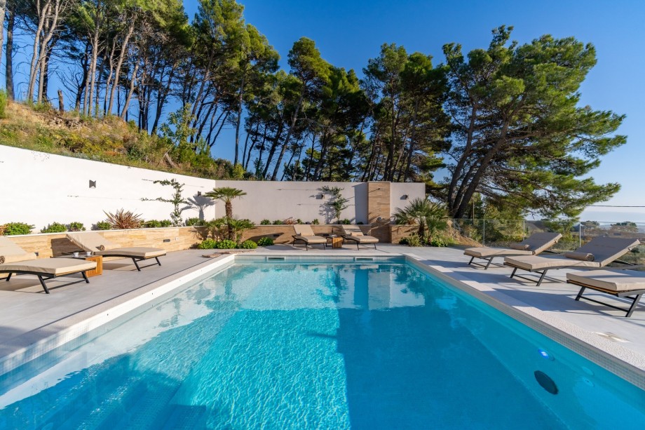 The outdoor area offers a private and heated pool 5,4m x 7,3m with hydro-massage