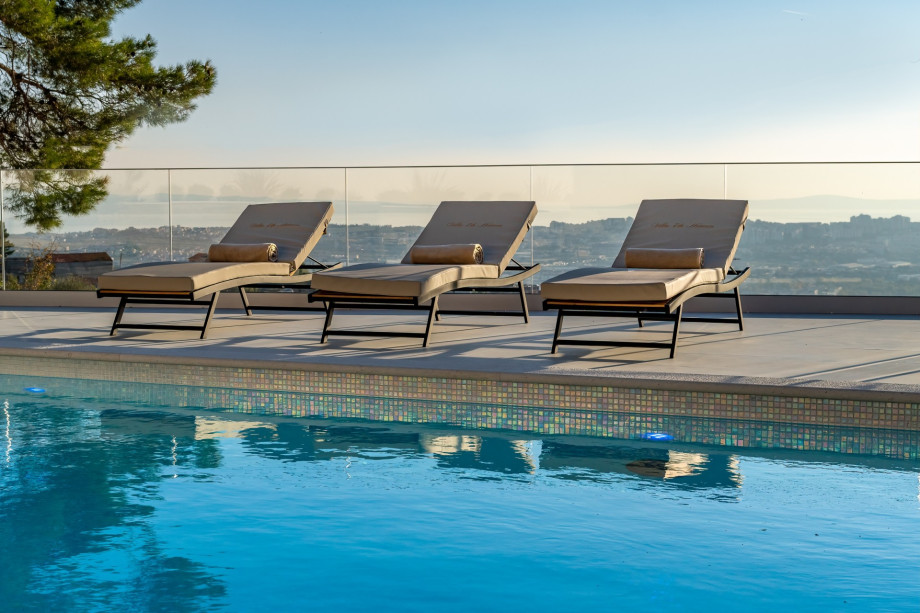 With enviable views of the famous town Split and its countryside, this is an idyllic retreat for child-friendly breaks, as well as romantic spontaneous escapes!