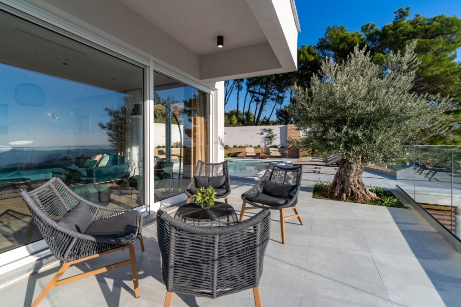 Villa 7th heaven is a very nicely designed and contemporary property fully equipped for an absolutely relaxed and fulfilled vacation.