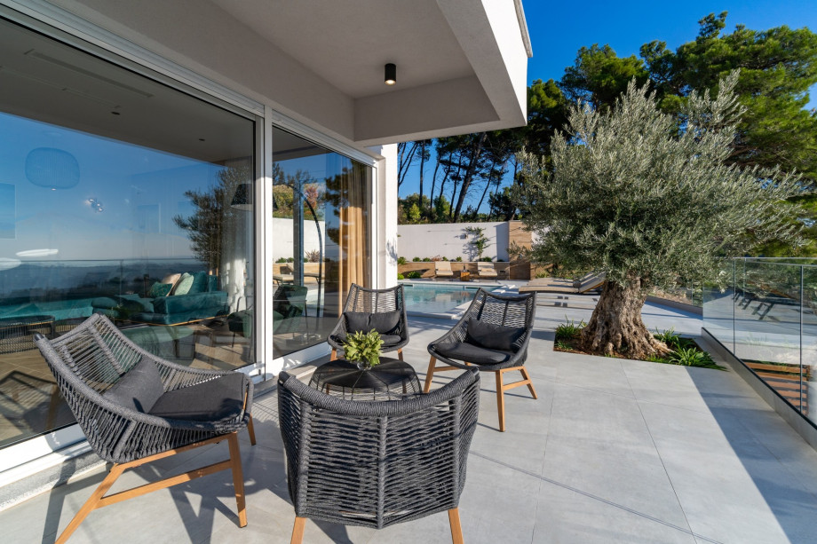 Villa 7th heaven is a very nicely designed and contemporary property fully equipped for an absolutely relaxed and fulfilled vacation.