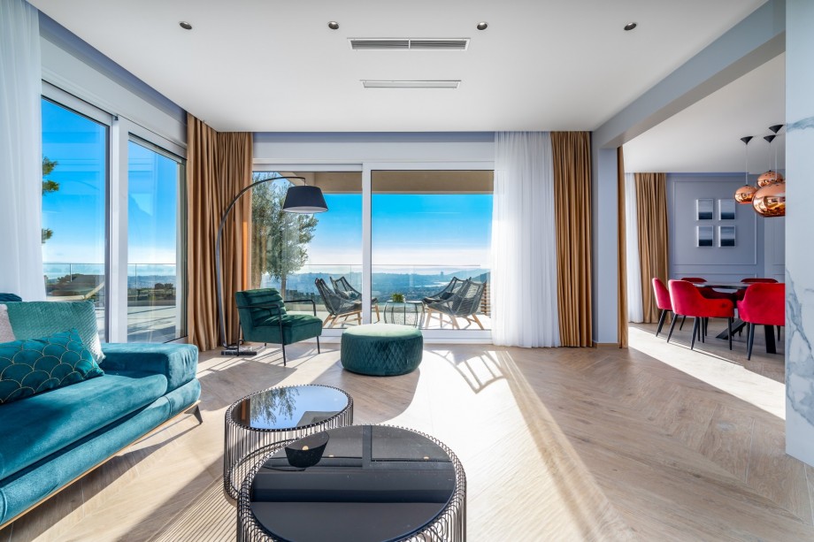 Very comfortable living area with a smart TV, A/C, PS 4 and 5.