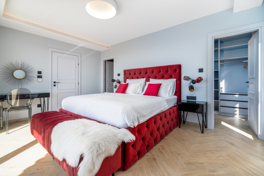 Smart TV, A/C,  and a walk-in closet