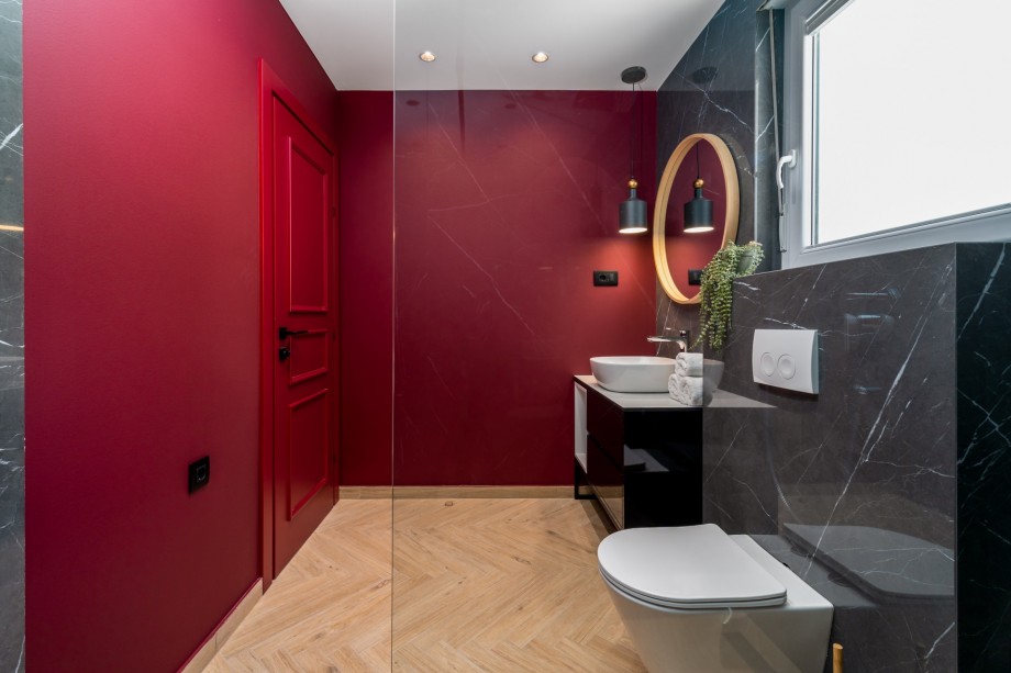 En-suite bathroom with a shower (Bedroom No2)