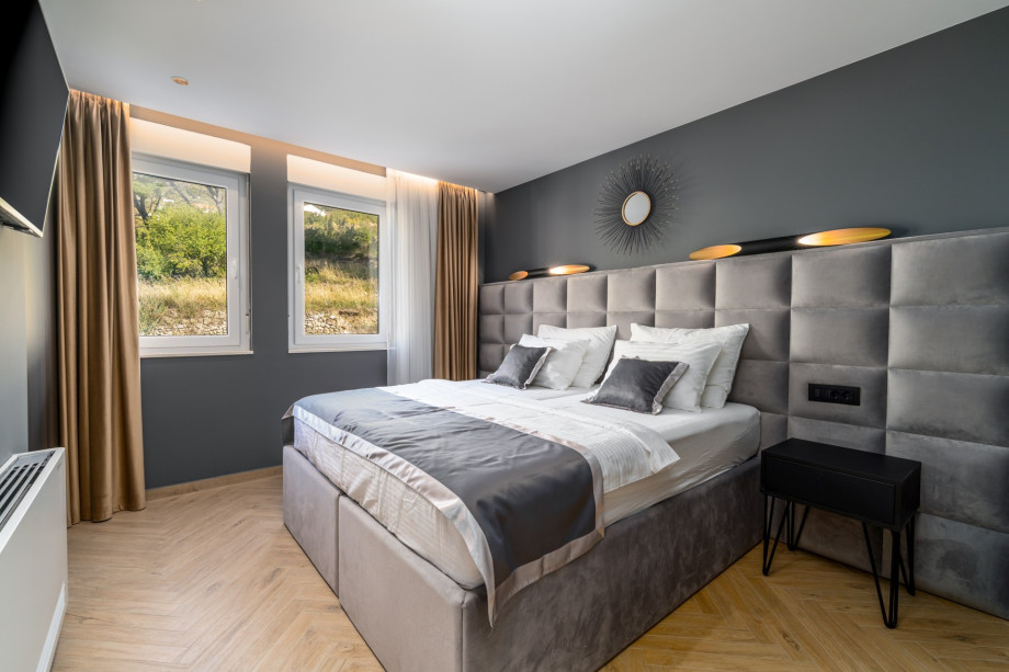 Bedroom No1 (north, with mountain views) with a king size bed 180cm x 200cm that can convert into 2 single beds 90cm x 200cm