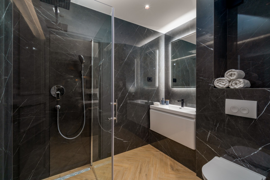 En-suite bathroom with a shower