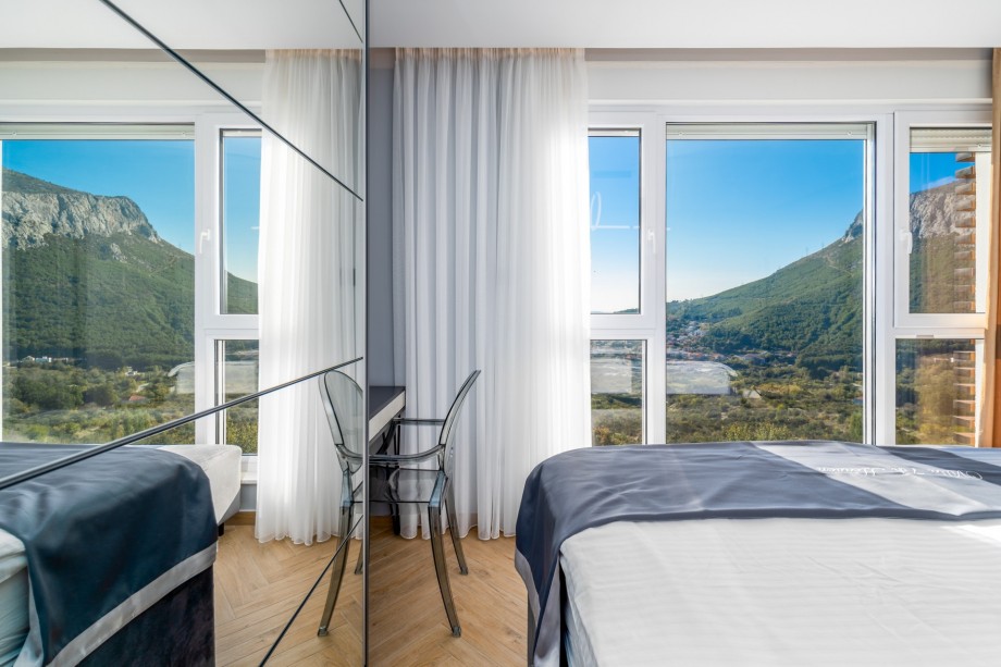 Smart TV, A/C, en-suite bathroom with a shower and walk in closet.