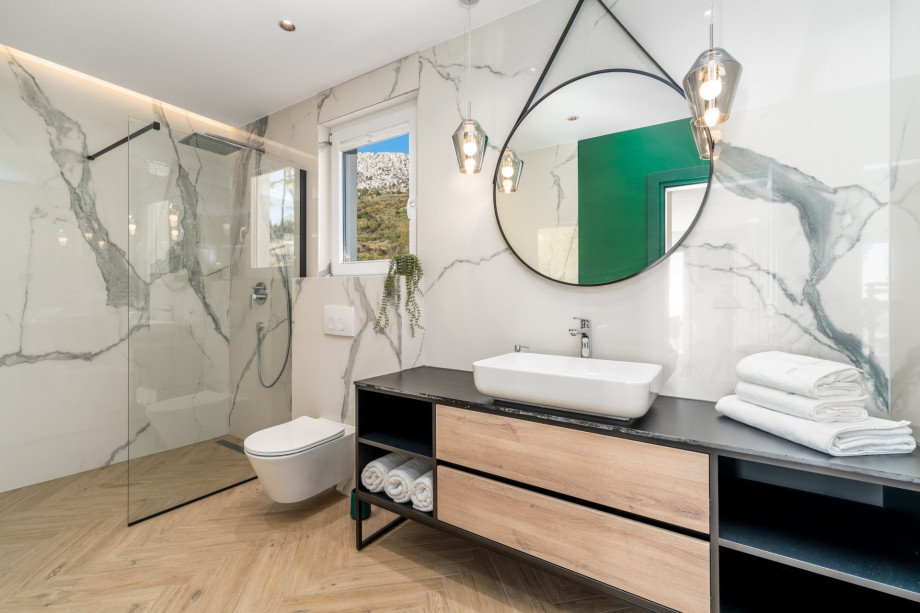 En-suite bathroom with a shower