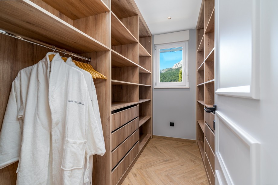 Bedroom No4 with walk-in closet
