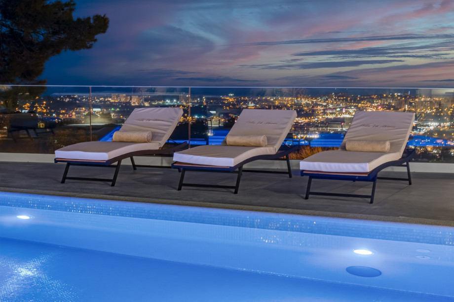 A private and heated pool 5,4m x 7,3m with hydro-massage