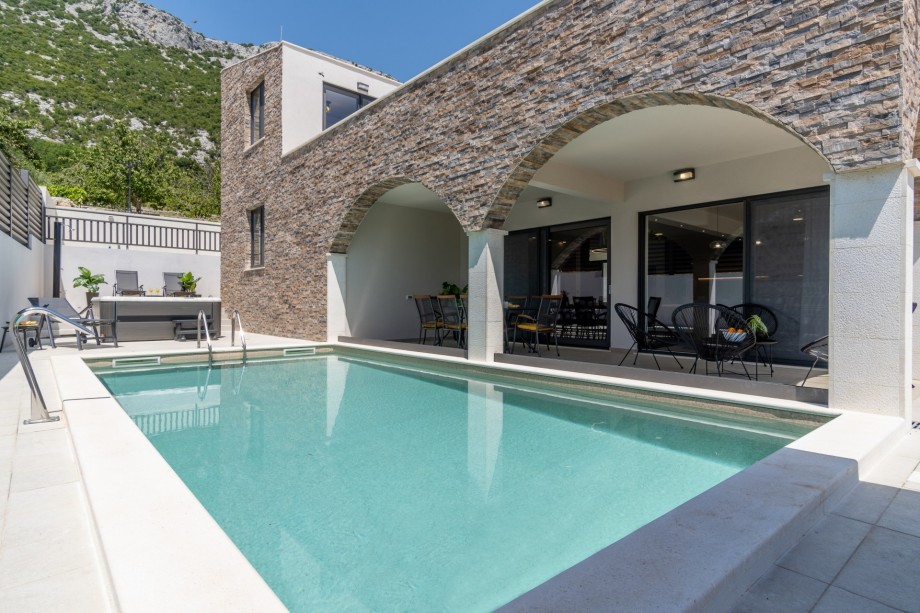 NEW! Villa Eden with heated private pool, a hydromassage, a Hot-tub, fun zone with Treadmill, 4 en-suite bedrooms