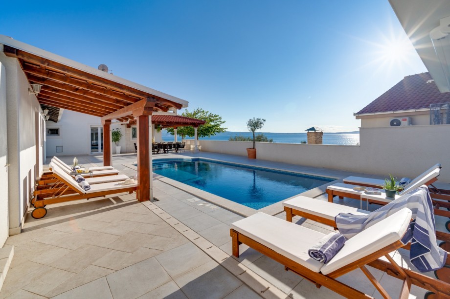 NEW! Seaview Villa MaToLi with heated 50sqm pool and 4 bedrooms, close to town Split (10km)