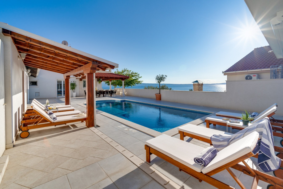 NEW! Seaview Villa MaToLi with heated 50sqm pool and 4 bedrooms, close to town Split (10km)