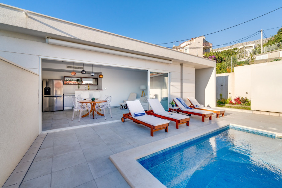 Private and heated swimming pool 10m x 5m with 8 deck chairs