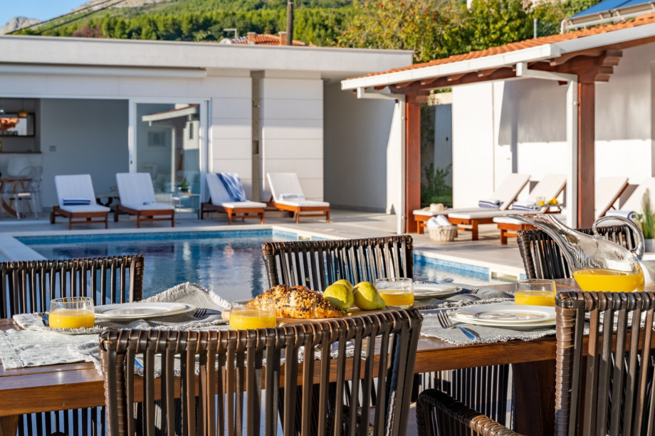 Covered outdoor dining area for 10 people with sea view