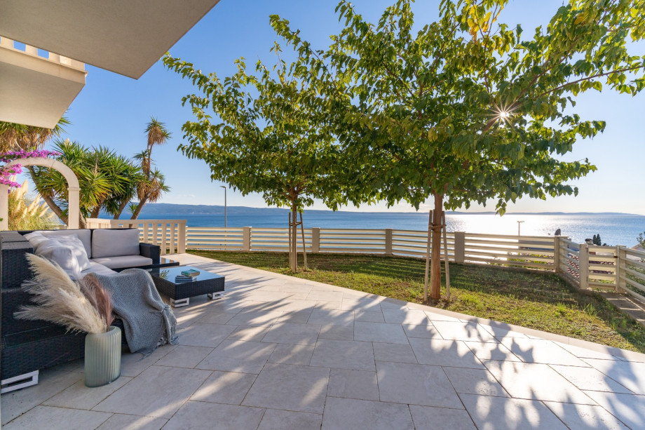 Lounge corner in natural shadow and with amazing sea view