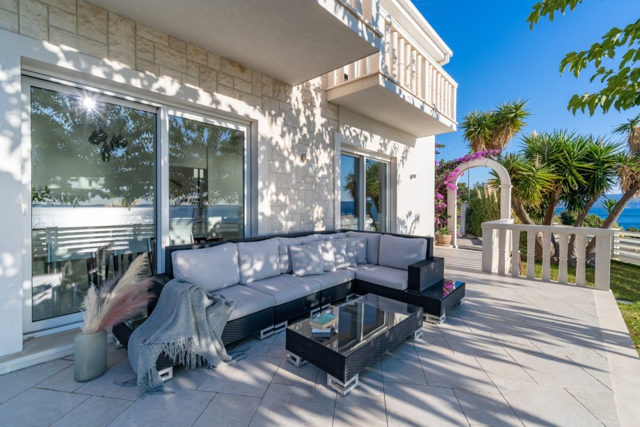 Lounge corner in natural shadow and with amazing sea view