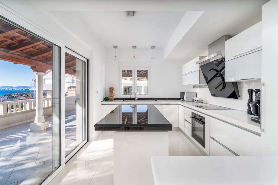 Fully equipped, modern kitchen with all the amenities that a modern guest needs