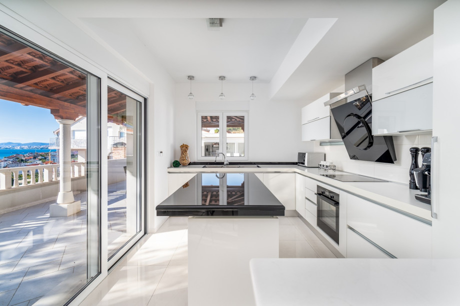 Fully equipped, modern kitchen with all the amenities that a modern guest needs