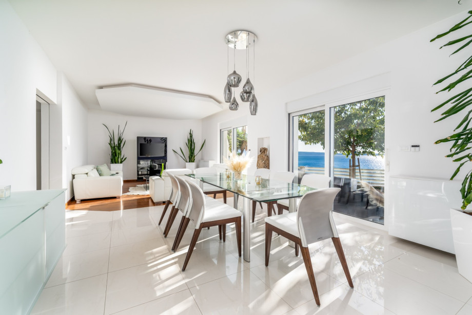 Fully air-conditioned living and dining area that has glass doors on the Southside