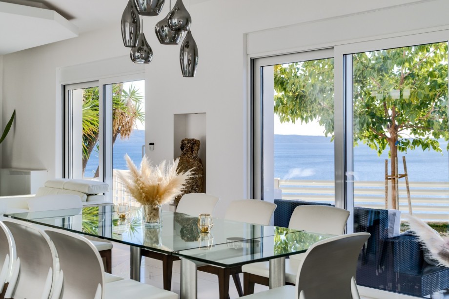 Fully air-conditioned living and dining area that has glass doors on the Southside