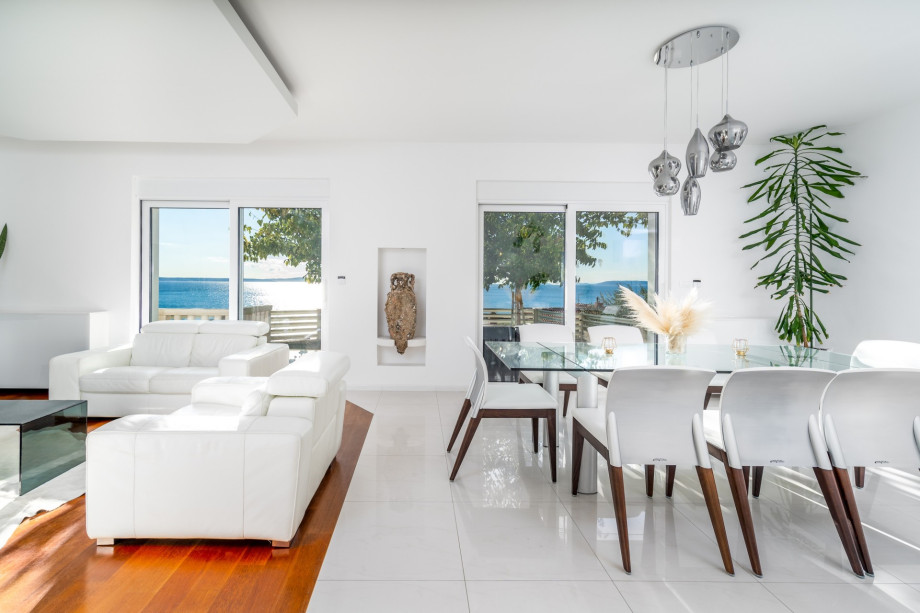 Fully air-conditioned living and dining area that has glass doors on the Southside