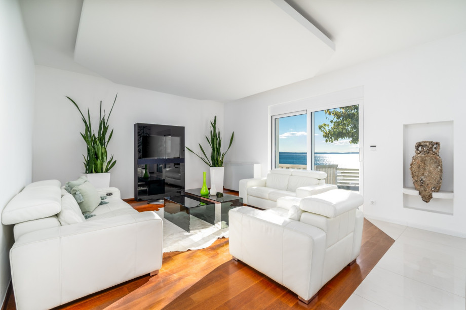 Fully air-conditioned living and dining area that has glass doors on the Southside