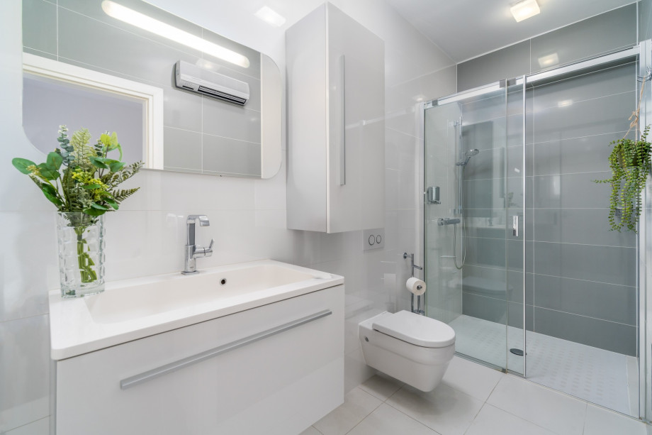 En-suite bathroom with shower in bedroom No.1