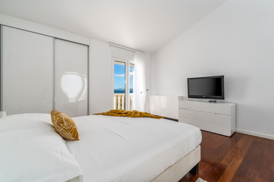 Bedroom No2 with a Queen size bed, AC, en-suite bathroom, a balcony with sea views