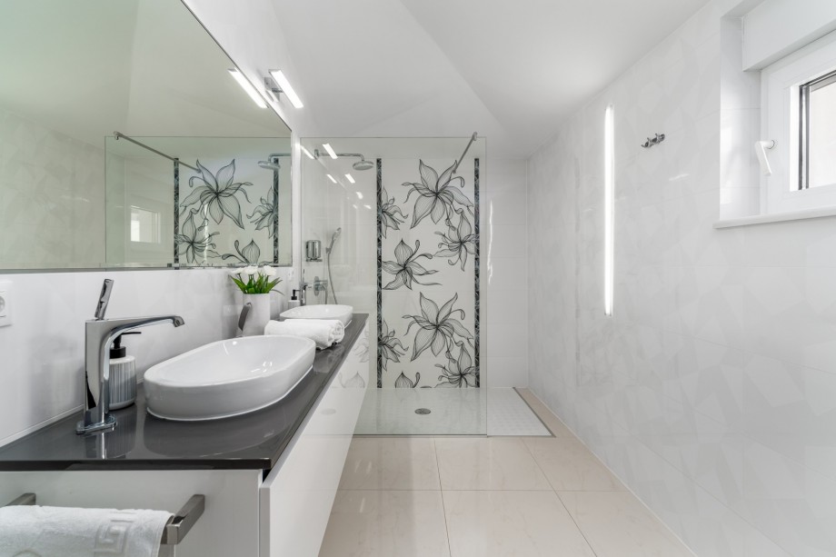 Family bathroom with two sinks and a shower, shared with Bedroom No3 and No4