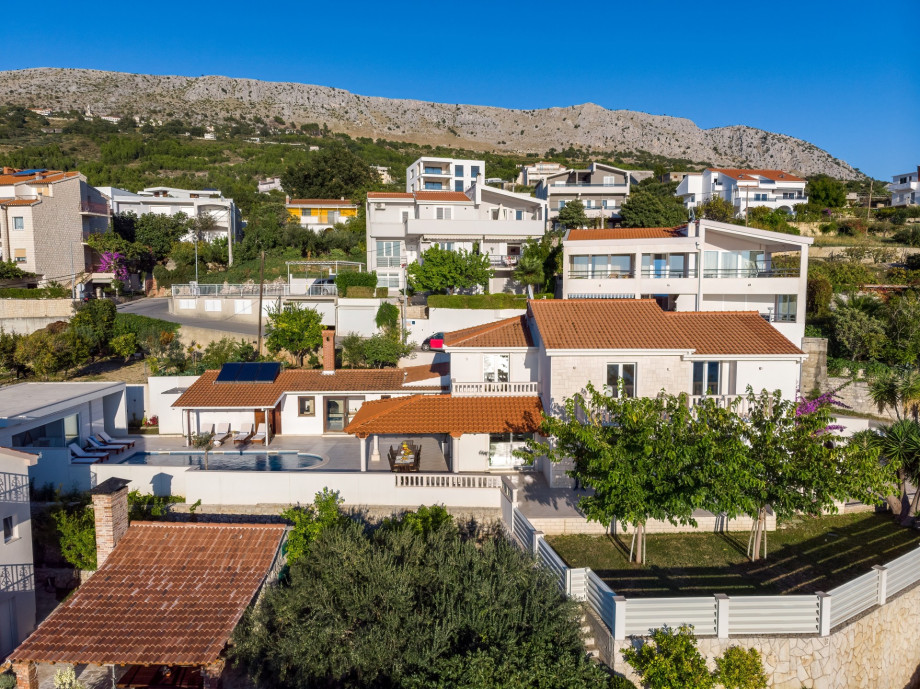 Located above the coastal road in a quiet area between the Split and Omiš