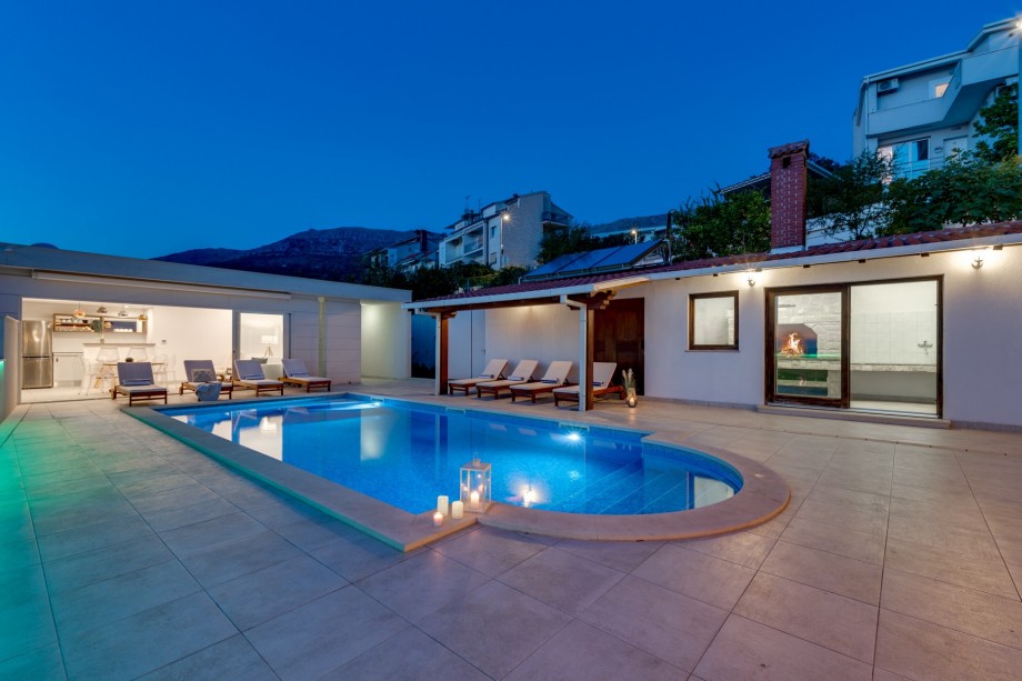 Private, heated pool 10m x 5m, and a spacious sun deck area with 8 deck chairs