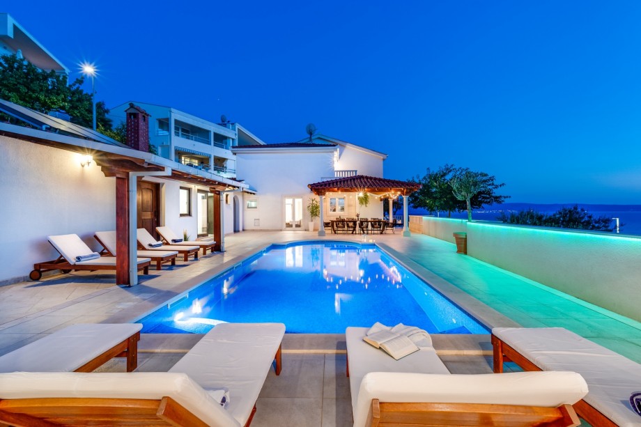 Private, heated pool 10m x 5m, and a spacious sun deck area with 8 deck chairs