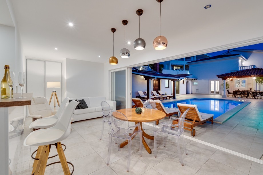 Summer kitchen with direct exit to the pool area