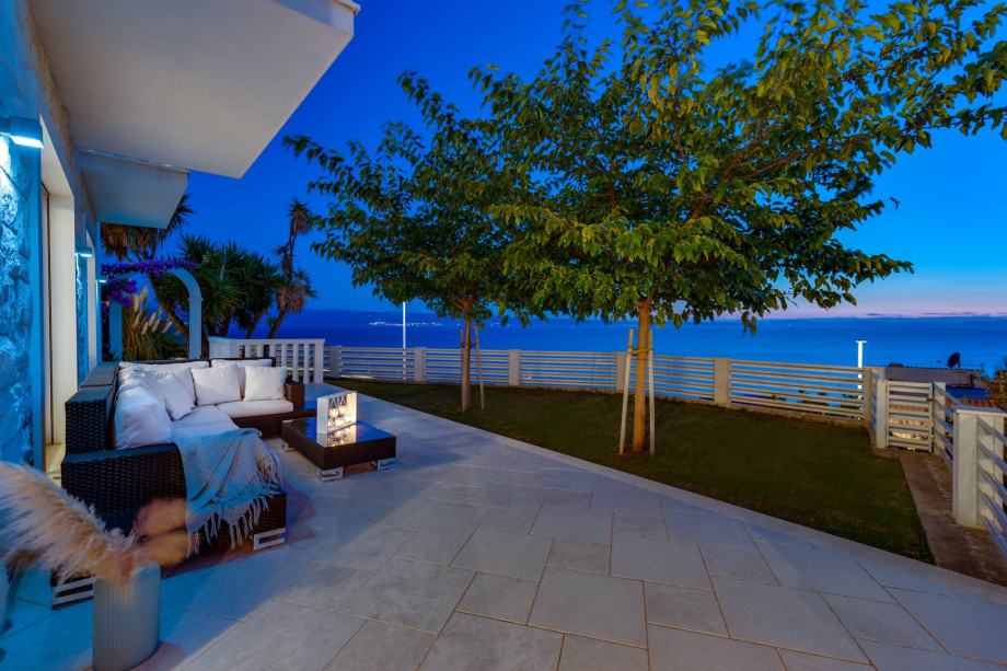 Comfortable lounge corner in front of the living room