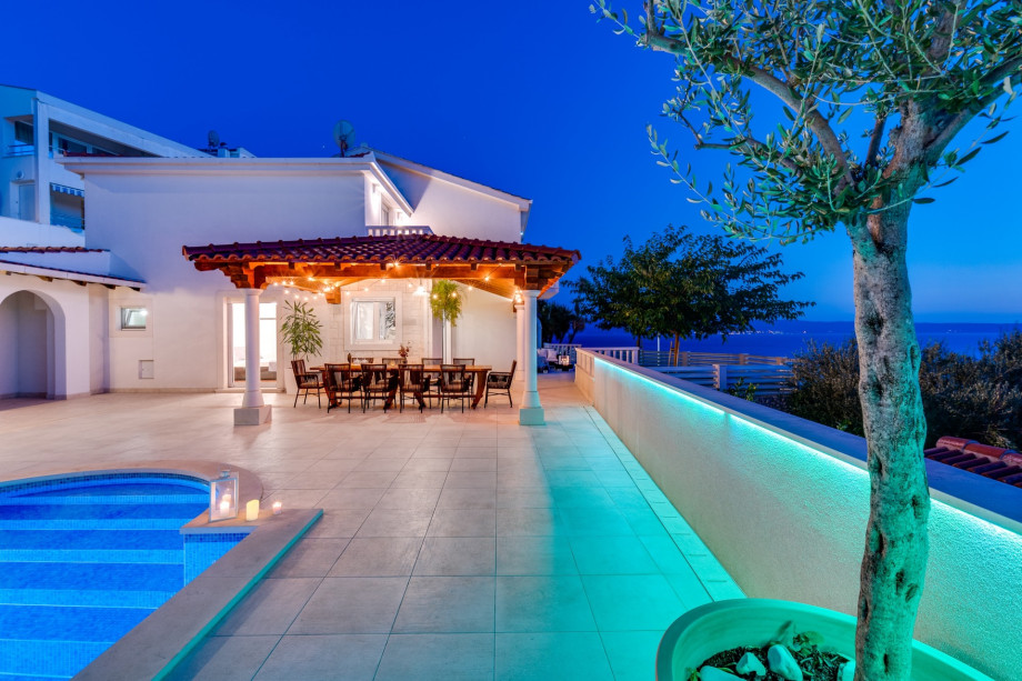 Private, heated pool 10m x 5m, and a spacious sun deck area with 8 deck chairs