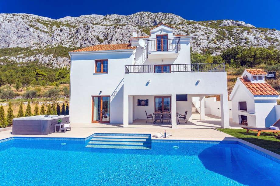 A private swimming pool, Jacuzzi, covered outdoor dining area for 8 with a TV, darts for fun and a traditional BBQ